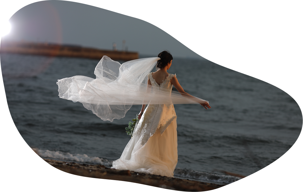 ブライダルドレスの女性